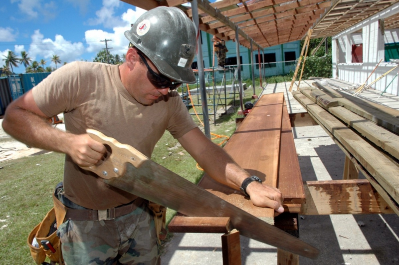 charpentier-GOURDON-min_worker_construction_building_carpenter_male_job_build_helmet-893290